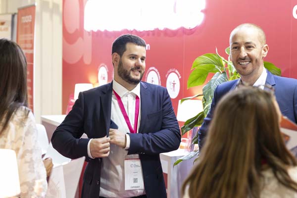 Un commercial maxance discutant avec un partenaire