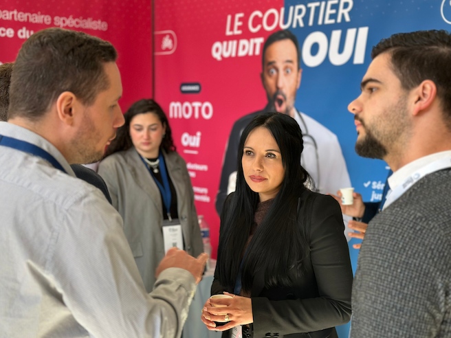Une collaboratrice de Maxance discutant avec des courtiers
