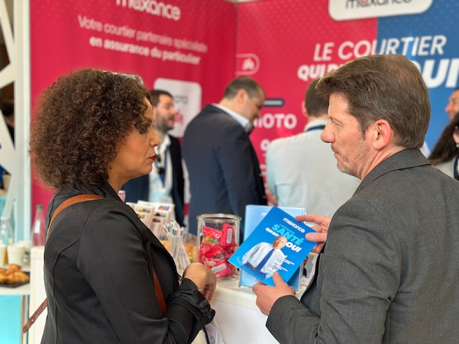 Un collaborateur de Maxance en plein échange avec une partenaire