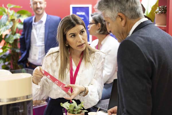 Une commerciale maxance discutant avec un courtier