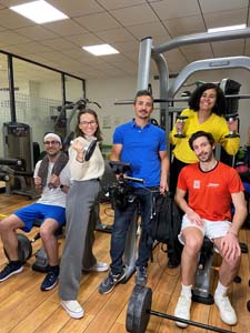 Un groupe de personnes à la salle de sport