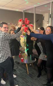 Un groupe de personnes levant leurs verres