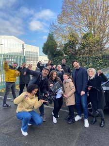 Un groupe de personnes prenant la pose 
