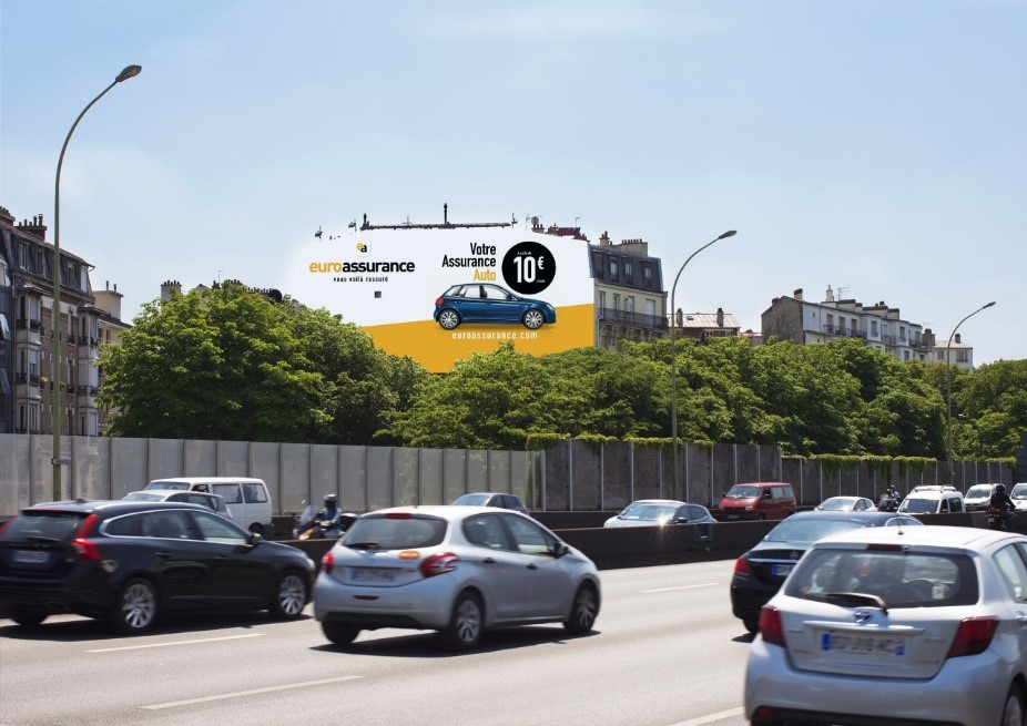 Bâche Euroassurance sur le périphérique parisien