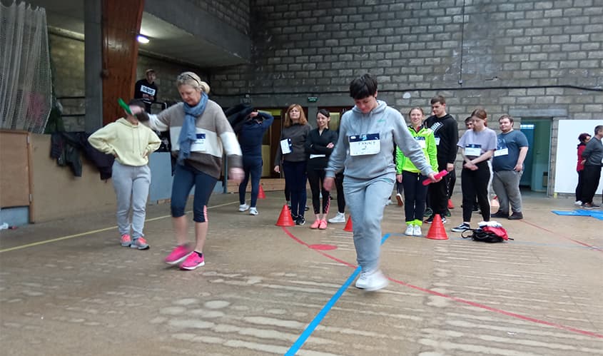 Deux femmes au premier plan en train de faire une activité sportive