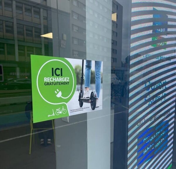 Zoom sur une affiche sur la vitrine d'une agence ASSU 2000