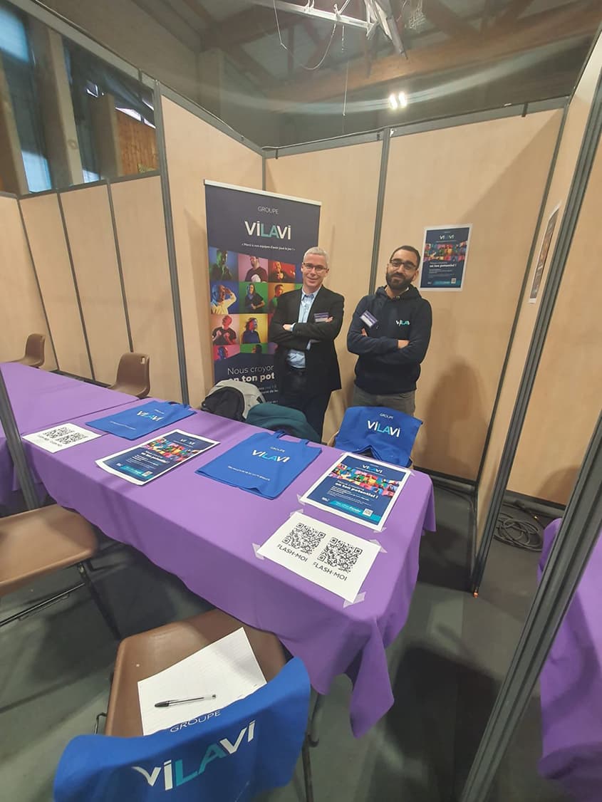 Deux collaborateurs du groupe VILAVI derrière le stand VILAVI