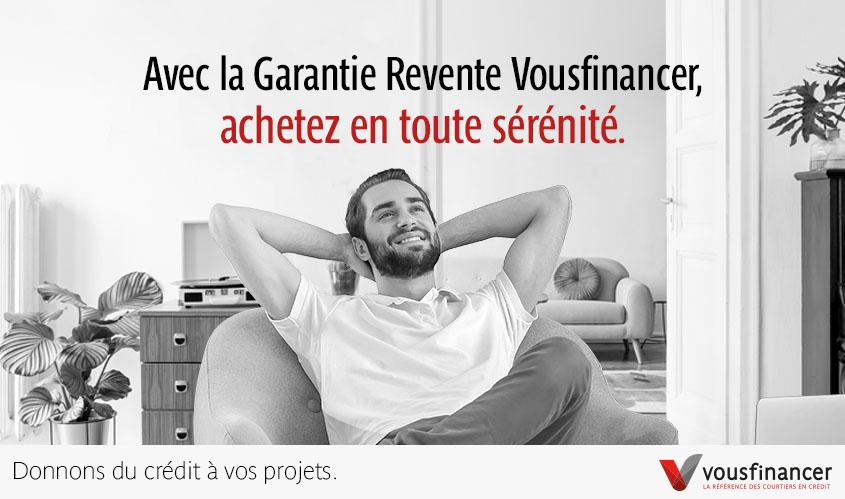 Un jeune homme avec un polo blanc assis dans un fauteuil l'air détendu