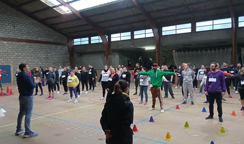 Des hommes et des femmes en pleine activité sportive