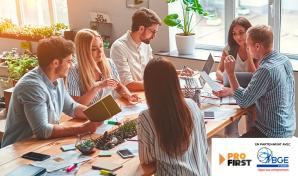Des hommes et des femmes travaillant autour d'une table en bois
