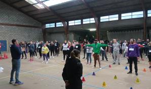 Des hommes et des femmes en pleine activité sportive