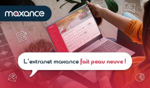 Une jeune fille au pull jaune avec son ordinateur portable ouvert posé sur ses genoux